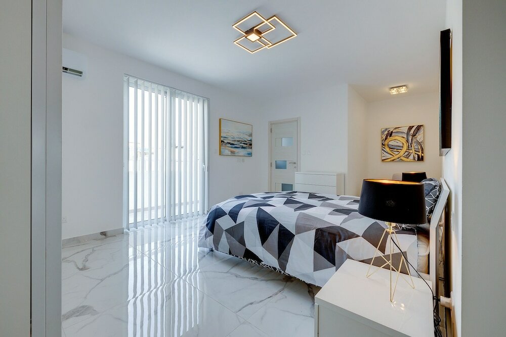 Фото Fabulous Penthouse Close to St George's Bay