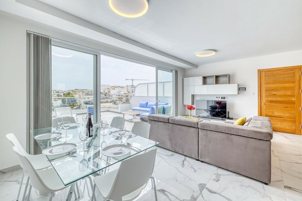 Фото Fabulous Penthouse Close to St George's Bay