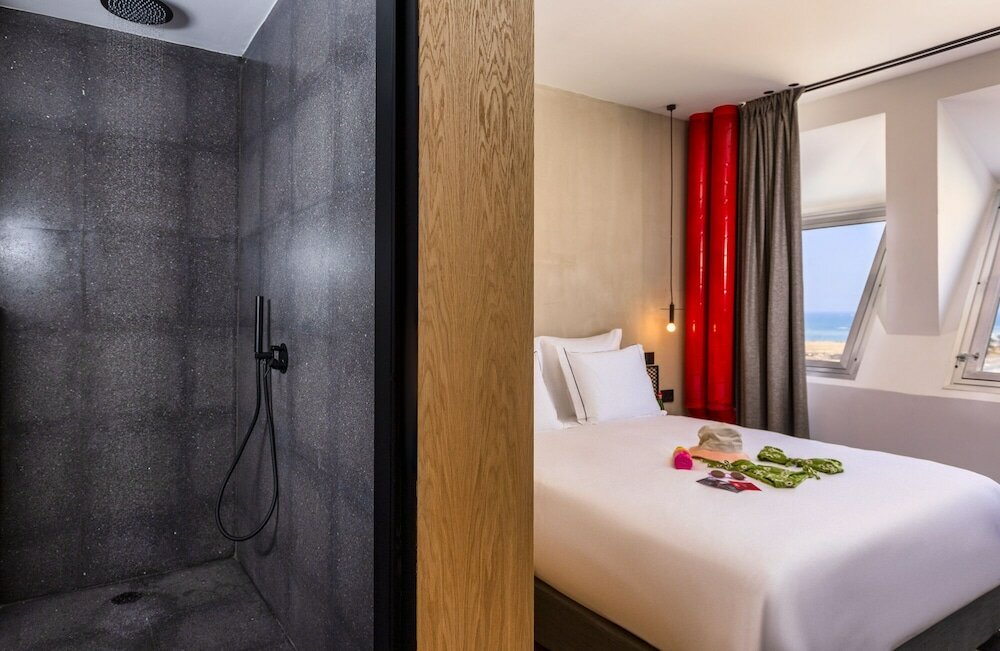 Фото Brown Brut Seafront Hotel