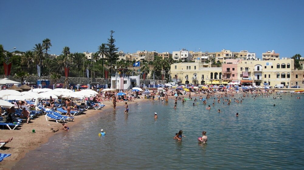 Фото Deluxe Apartment Steps to St George's Bay