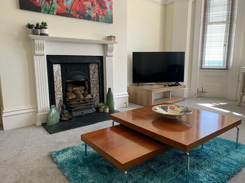 Гостиница Beach Front 2-bed Apartment With Deck & BBQ в Борнмуте