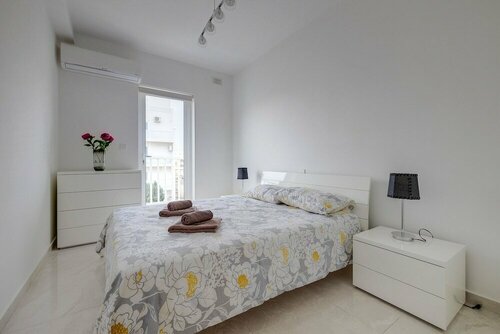 Гостиница Spacious Apartment Steps to the Promenade