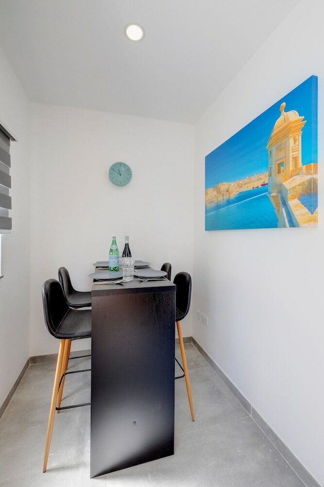 Фото Perfect Location, Cosy 1br Apartment