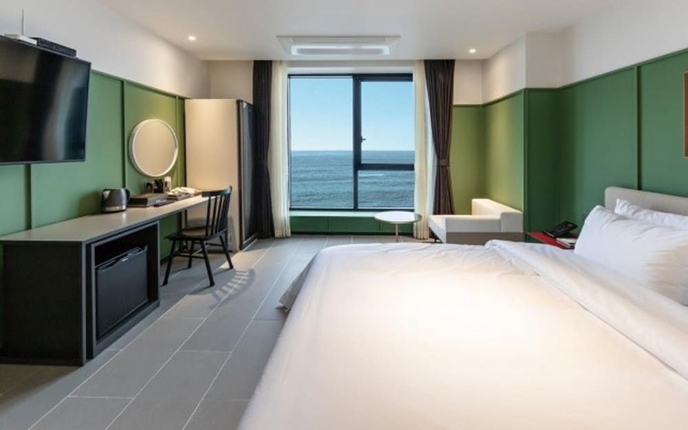 Фото Jeongja Beach Brown Dot