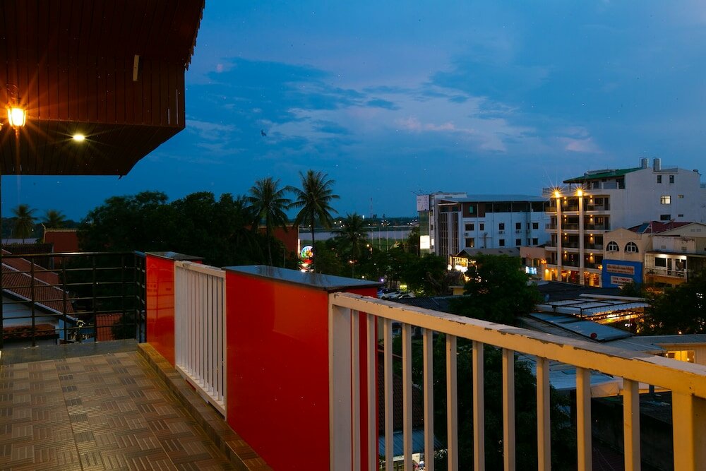 Фото Champion Hotel & Pub