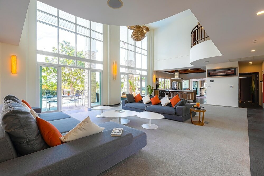 Фото Luxury Mansion 6 Br on Golf Course Jb