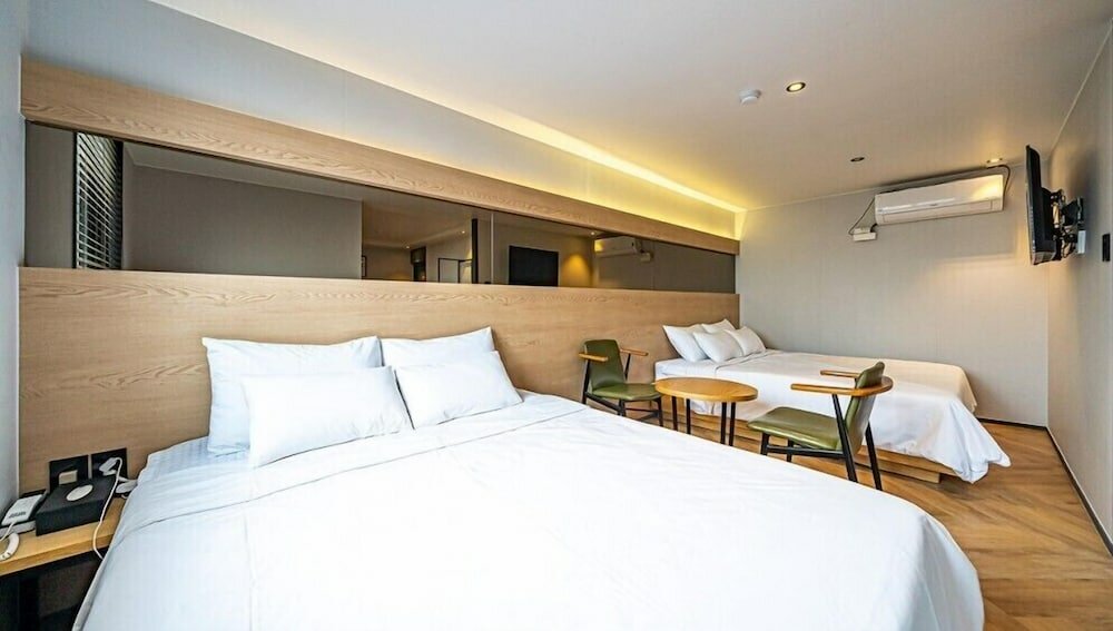 Фото Geoje Hotel Deluxe and Guest House