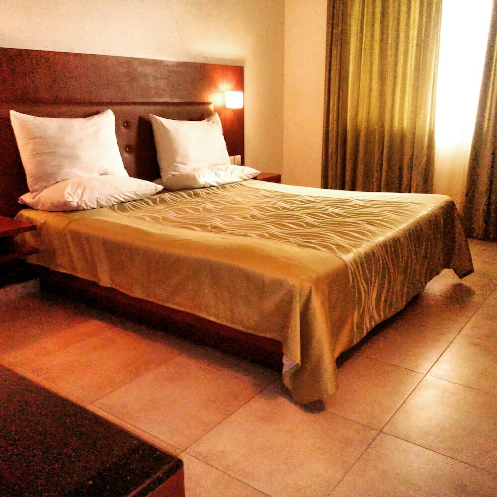 Фото Srinivas Saffron Hotel