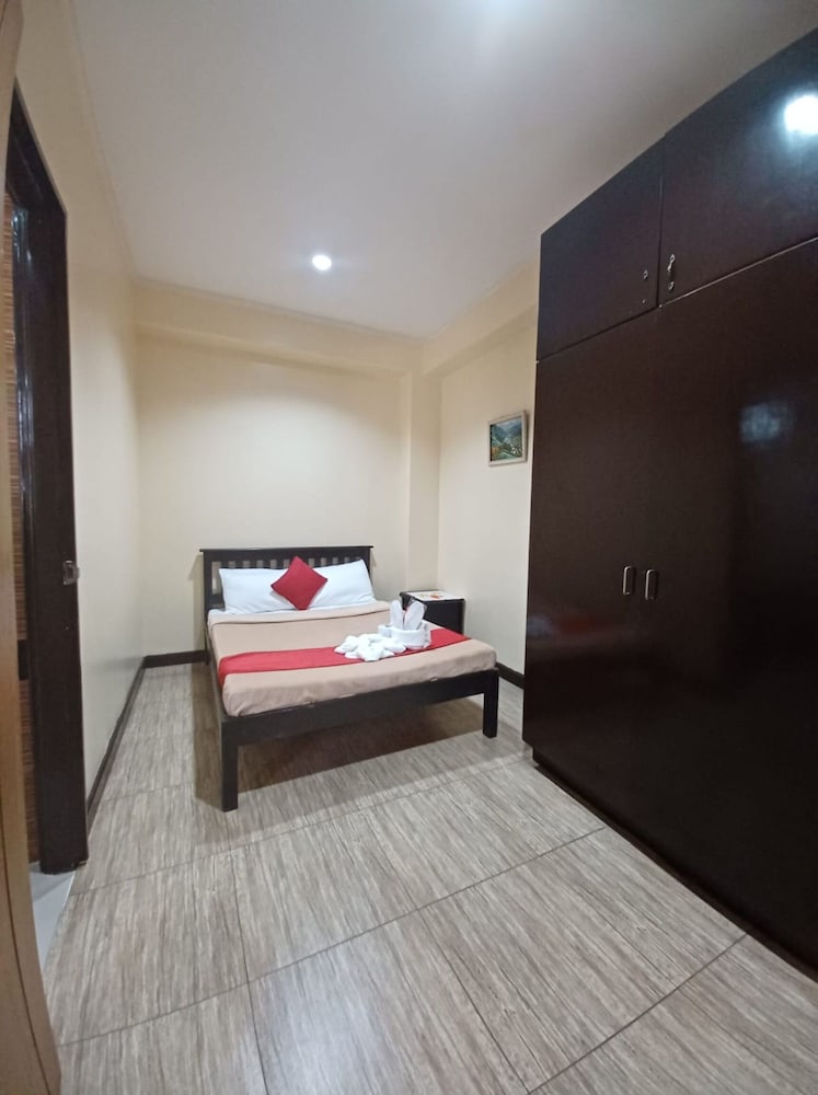 Фото Oyo 908 153 Silverio Suites