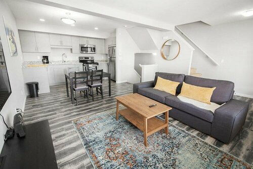 Гостиница Luxurious 2 Bedroom Townhouse in South Winnipeg в Виннипеге