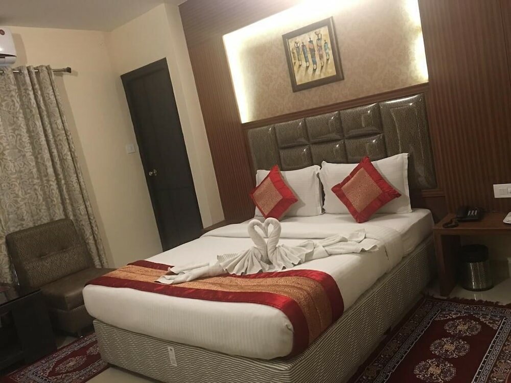 Фото Pine Tree Boutique Hotel - Greams Road