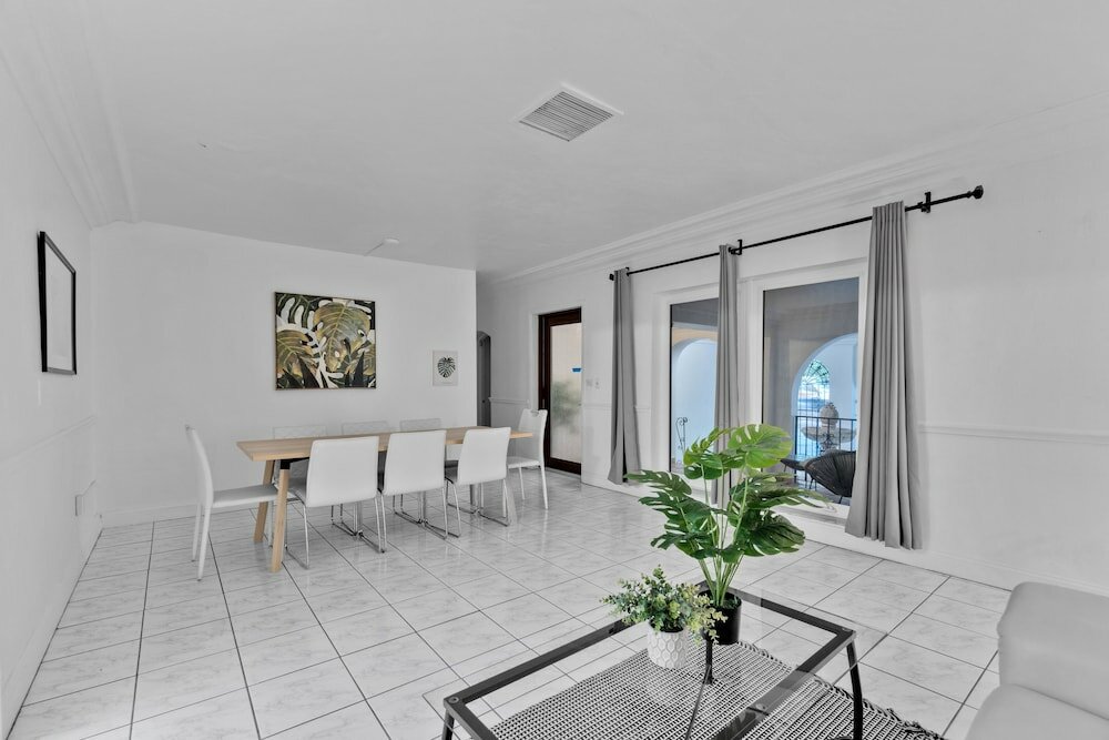 Фото Chateau Michael Luxury Brickell Villa with Pool