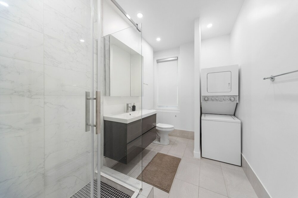 Фото Spacious Renovated Apartment Sleeps 12