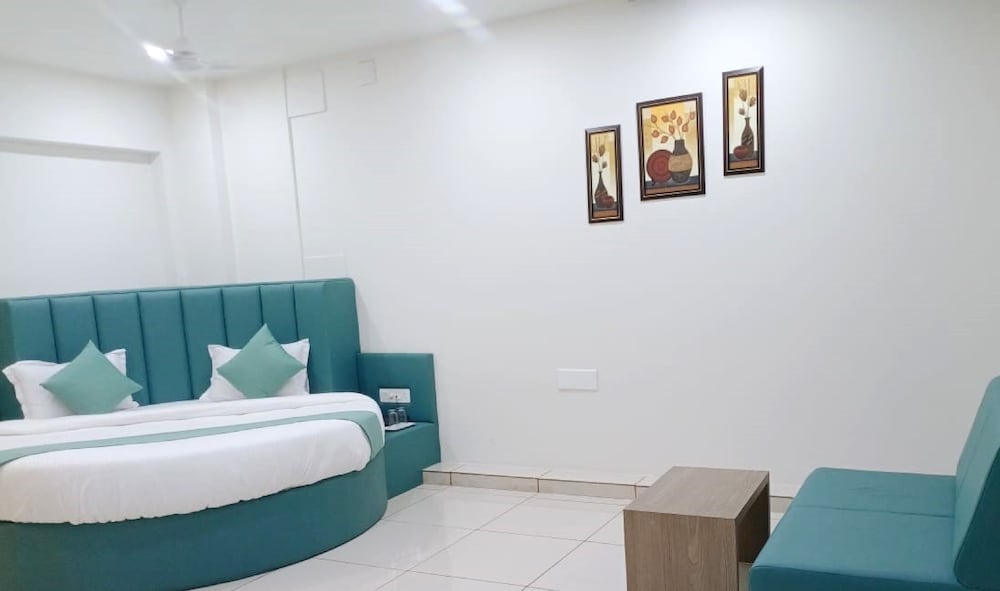 Фото Hotel M D Residency Anand