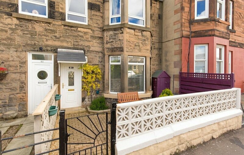 Гостиница 414 Spacious 2 Bedroom Ground Floor Apartment Near Leith в Эдинбурге