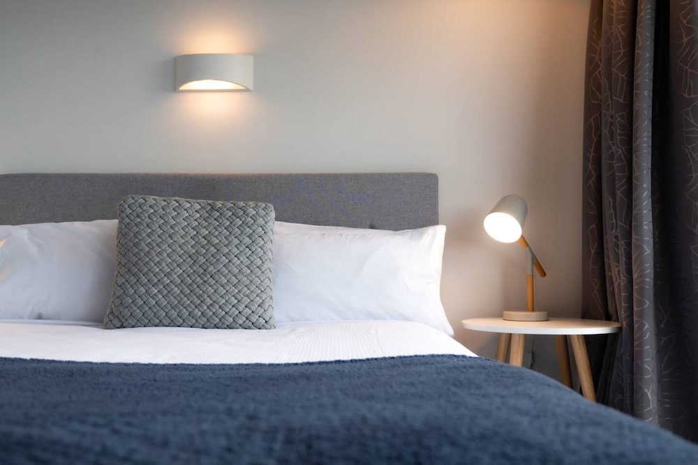 Фото Centrally Located Light-filled Studio w Parking