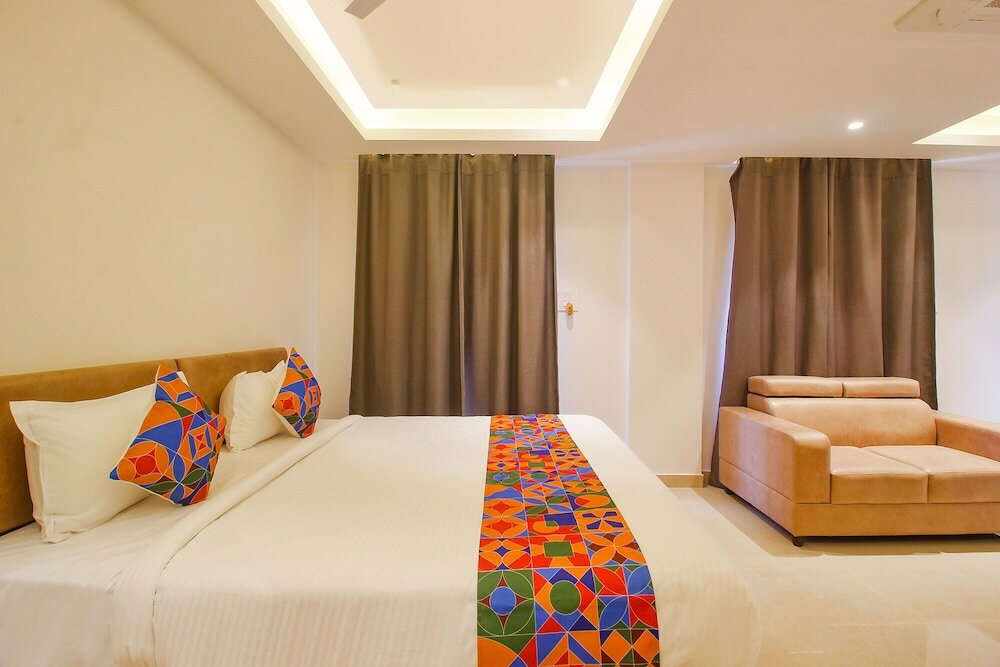 Фото Fabhotel Western Suites