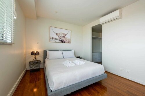 Гостиница Beautiful 1-bed in St Kilda w Parking & Terrace в Мельбурне
