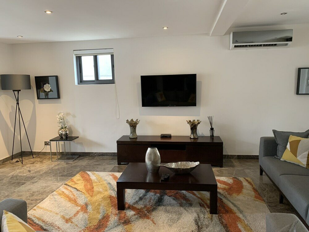 Фото Euneva Court Townhouses - Bentley Place