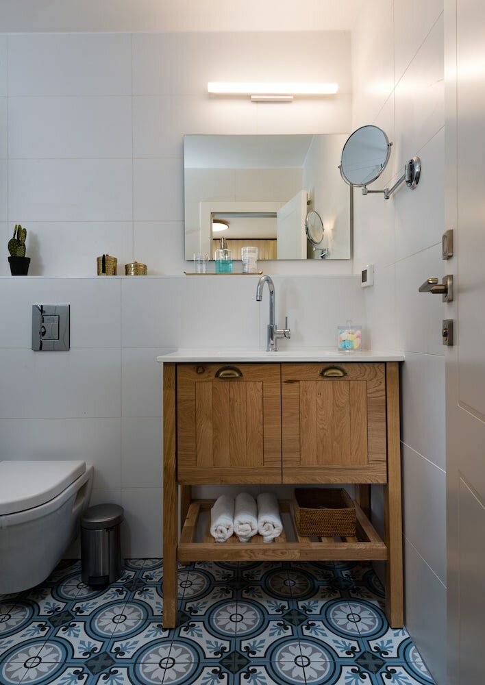 Фото Contemporary & Texture-Rich Hideaway