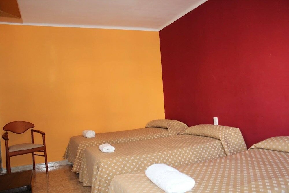 Фото Hostal Isla Cristina Mataró