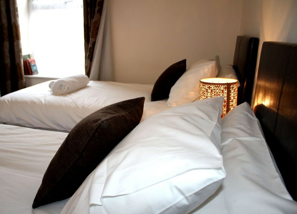 Фото Cotswolds Valley Accommodation-Excl Prop