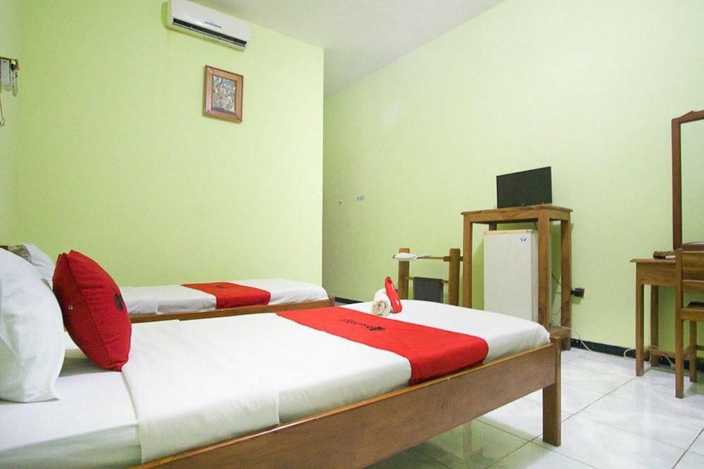 Фото RedDoorz Plus @ Jalan Raya Pasir Putih