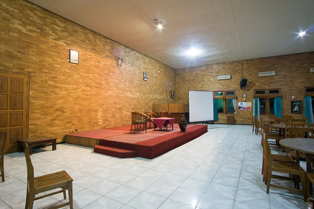 Фото RedDoorz Plus @ Jalan Raya Pasir Putih