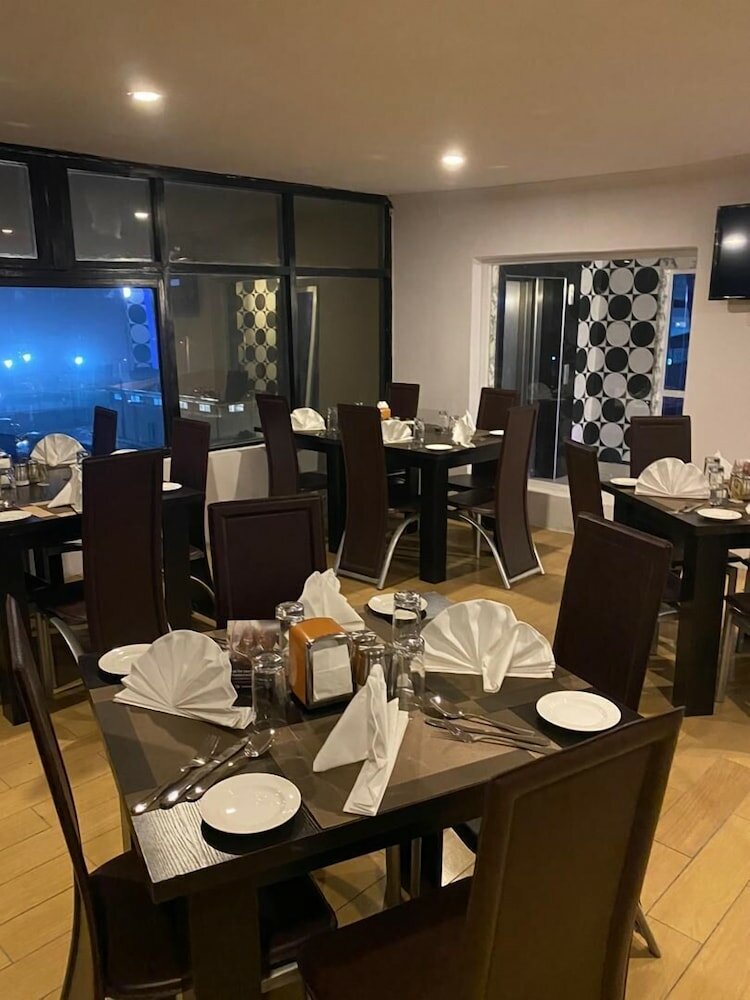 Фото Posh Hotel And Suites