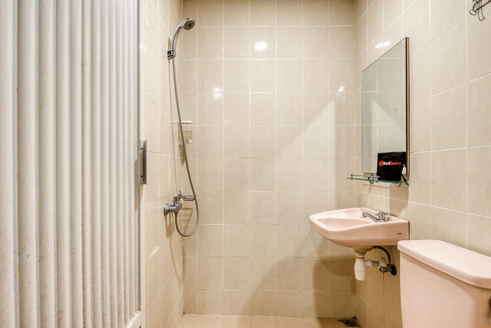 Фото RedDoorz near Untag Surabaya