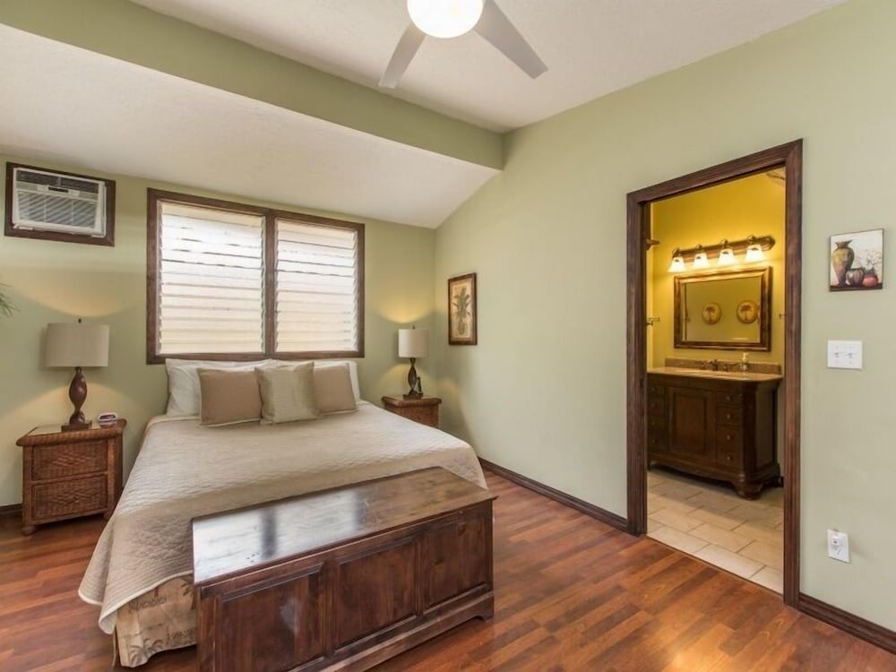 Фото Helen's Beach House 6 Bedroom Home by Redawning