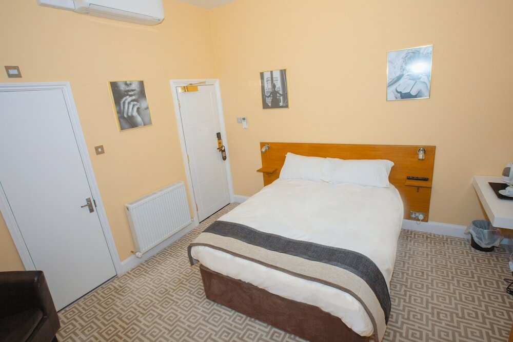 Фото The Hadley Hotel