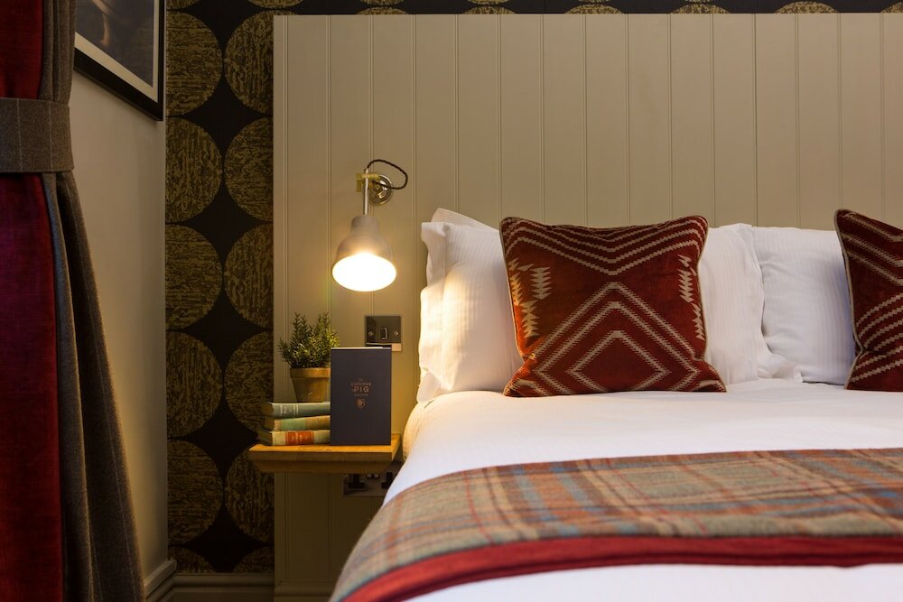 Фото The Curious Pig in the Parlour