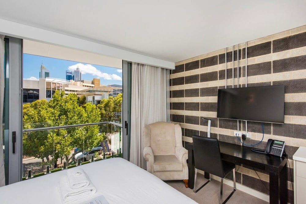 Фото Elegant 1 Bedroom Hotel Room in the City