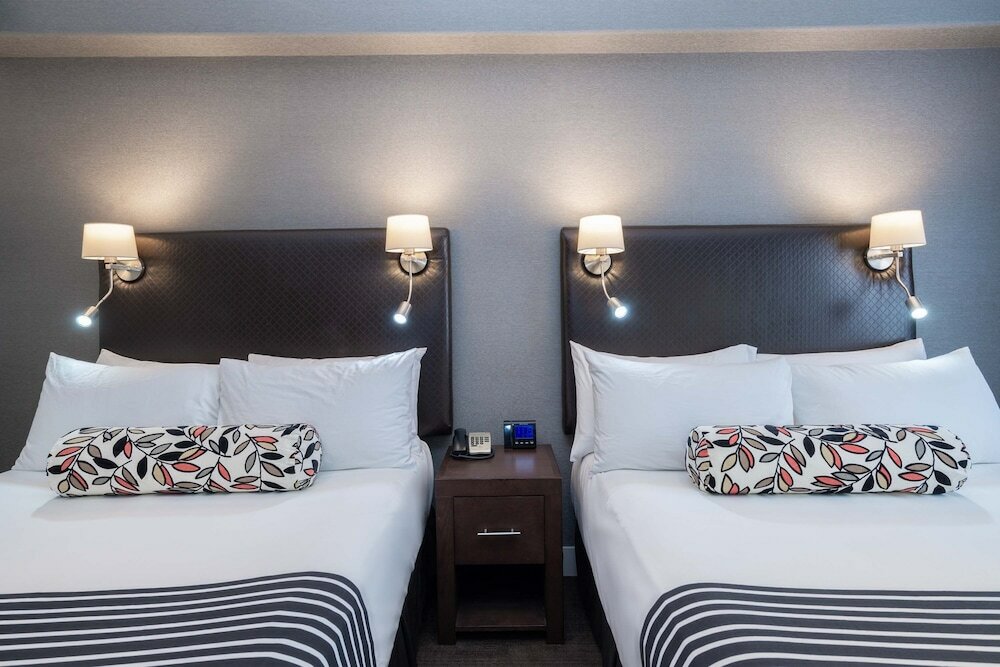 Фото Sandman Signature Edmonton South Hotel