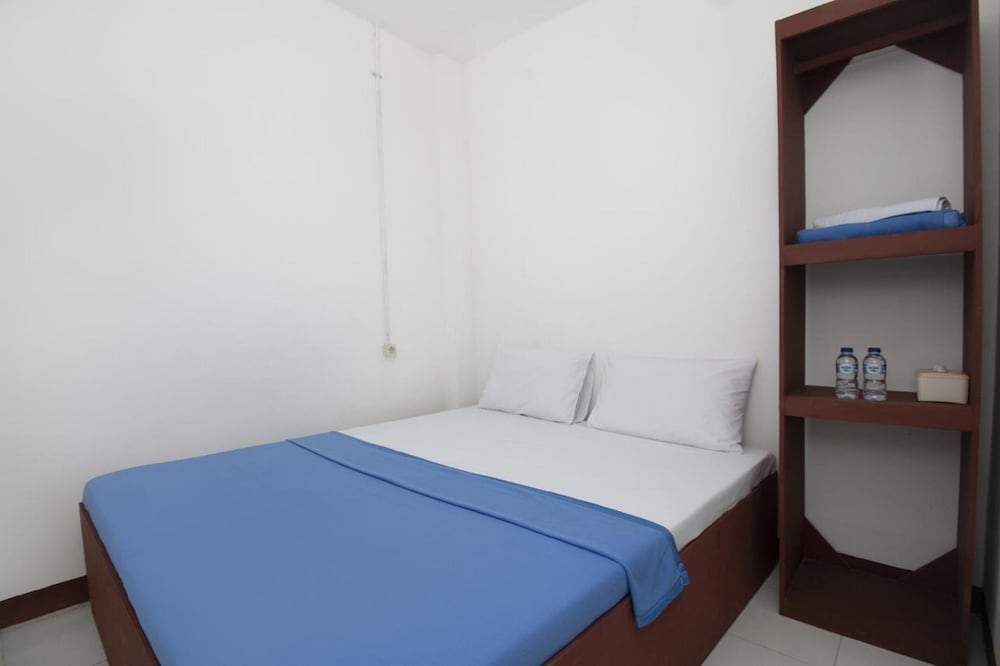 Фото RedDoorz near Riau Junction Mall 2