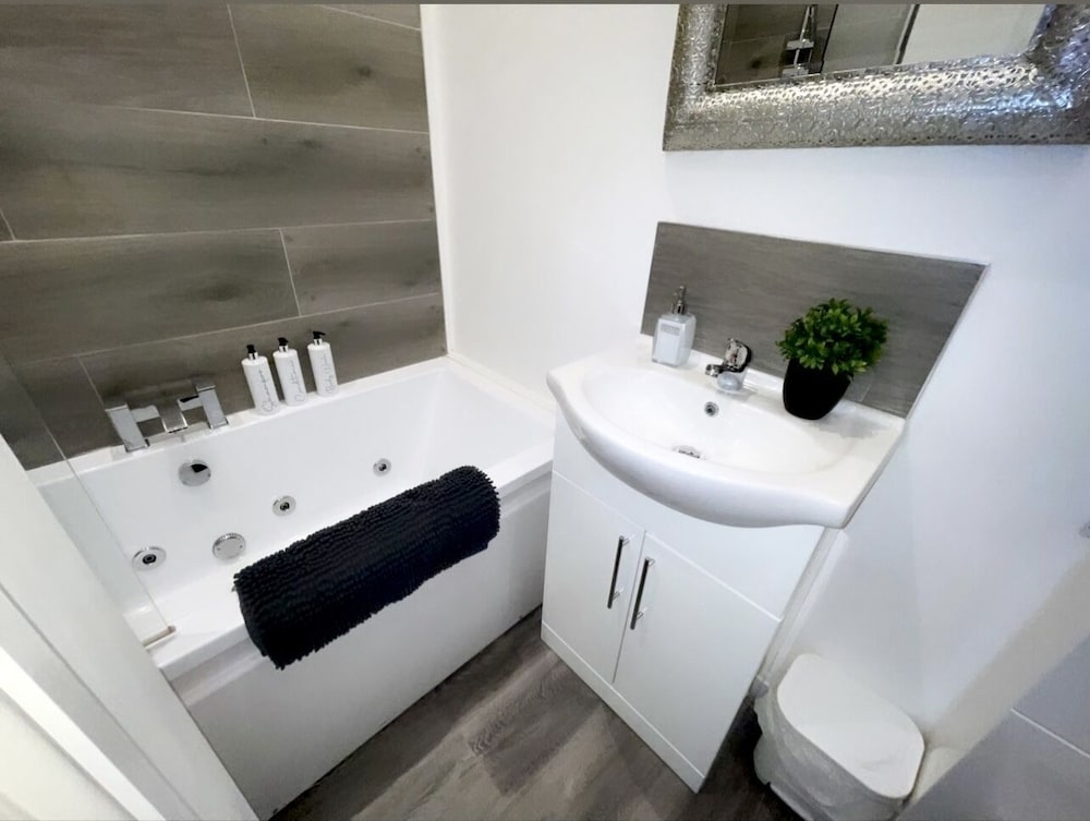 Фото Albert Luxury Hottub and Jacuzzi Apartments