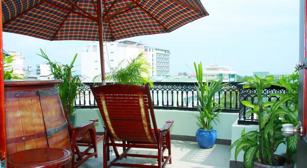 Фото La Suisse Hotel