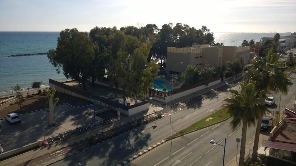 Фото Pigeon Beach Hotel Apartments