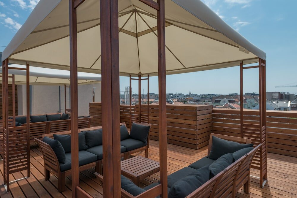 Фото Corvin Plaza Apartments and Suites