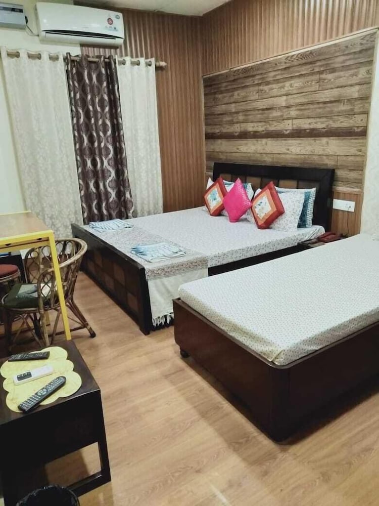 Фото Hotel Pathik