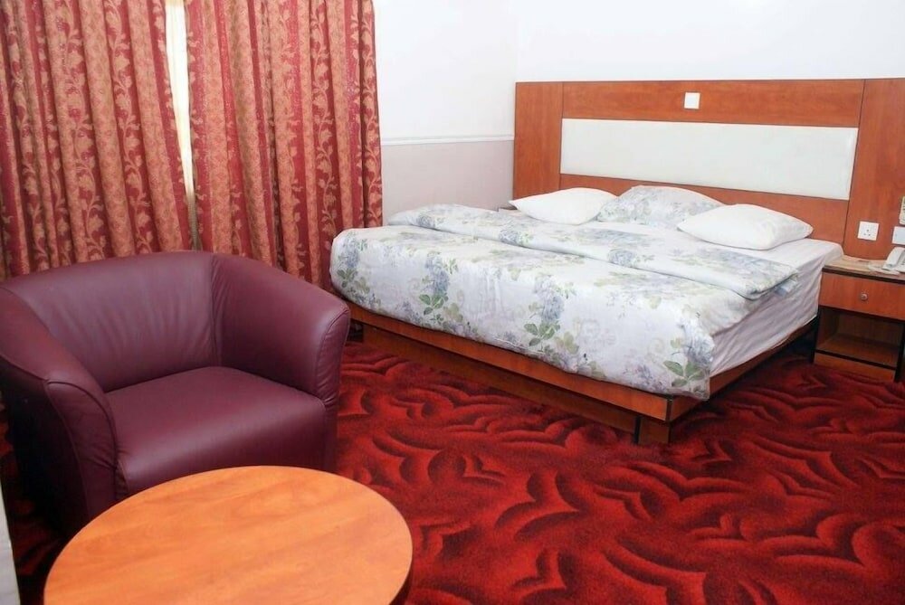 Фото Marvel Hotel Suites