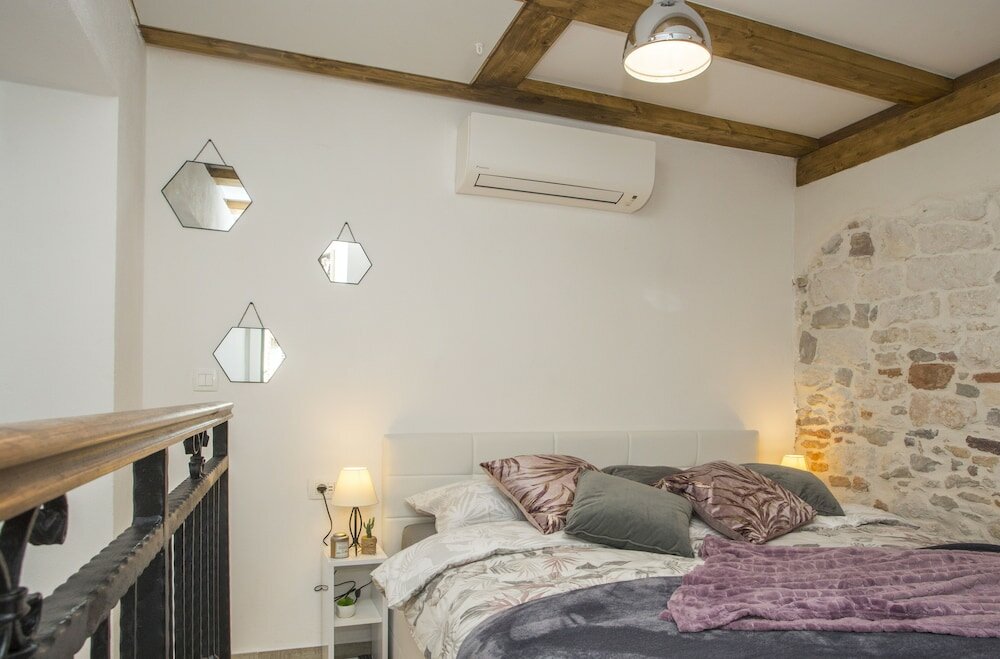 Фото Old Center Stone House