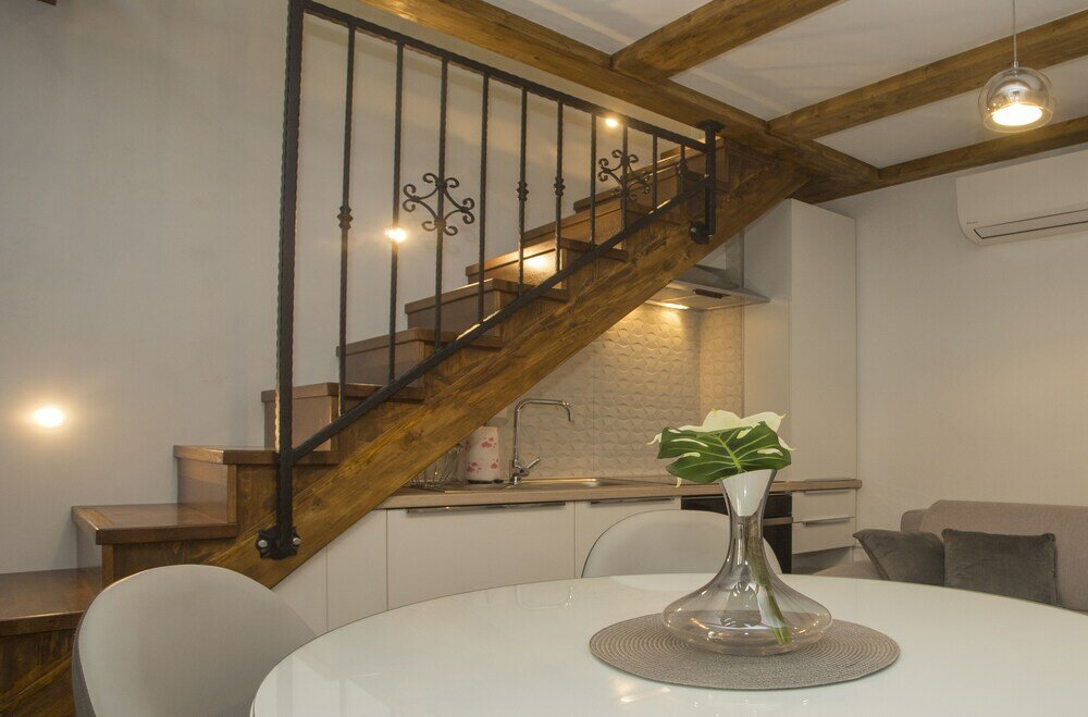 Фото Old Center Stone House