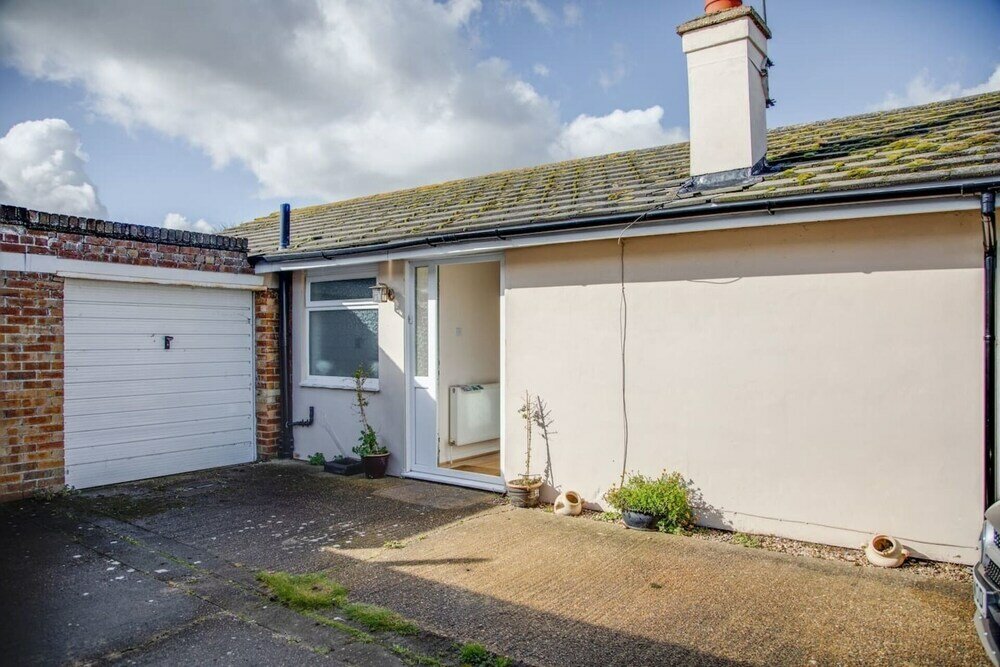 Фото Bungalow 2 min Walk to Beach and sea Sleeps 6