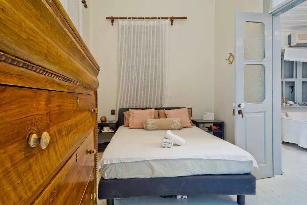 Фото White Traditional House