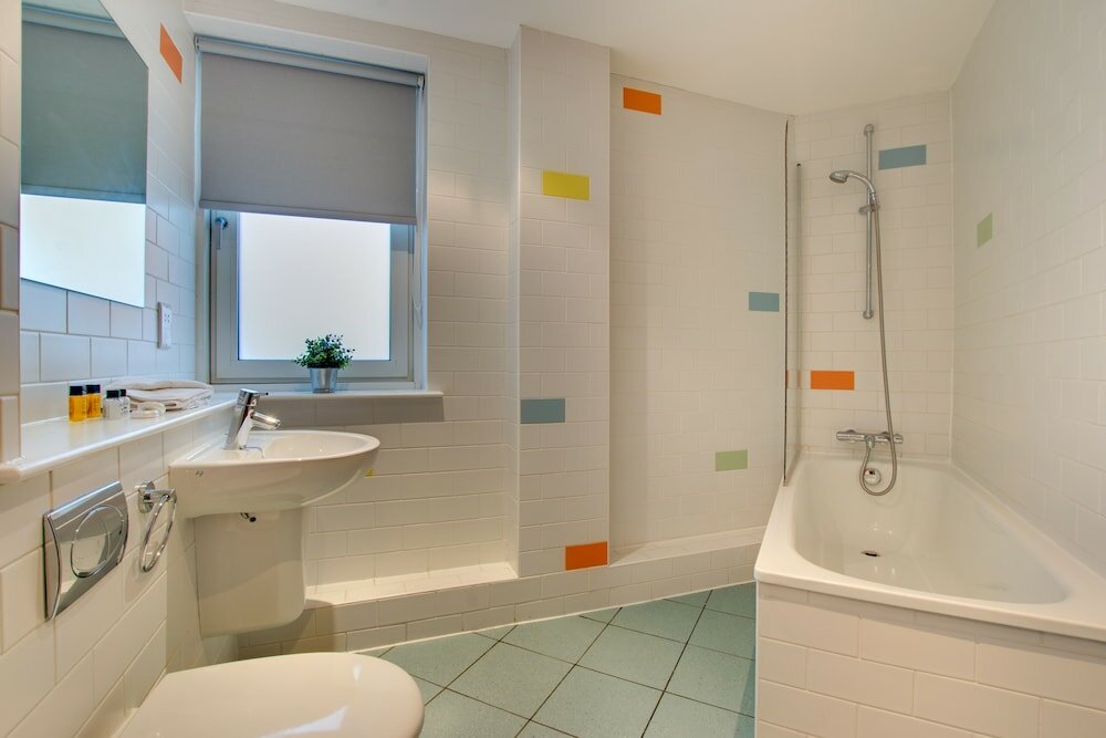 Фото Week2Week City Centre 5th Floor Apartment