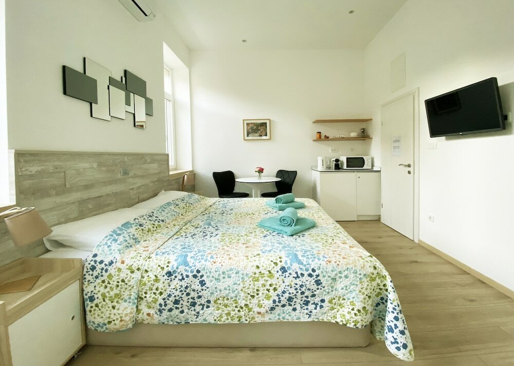 Фото En-suite Rose on Rokova Street