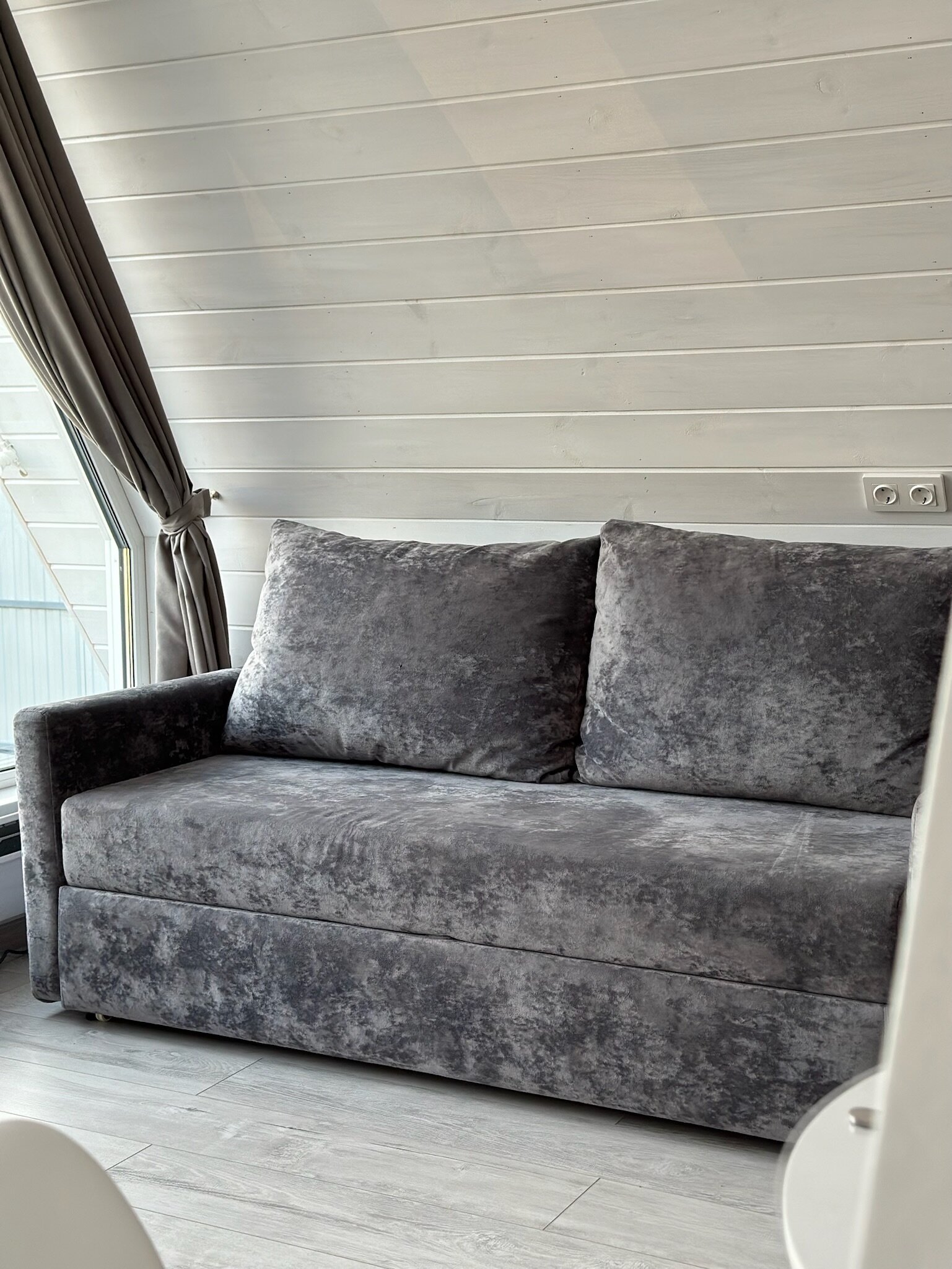 Фото White glamp