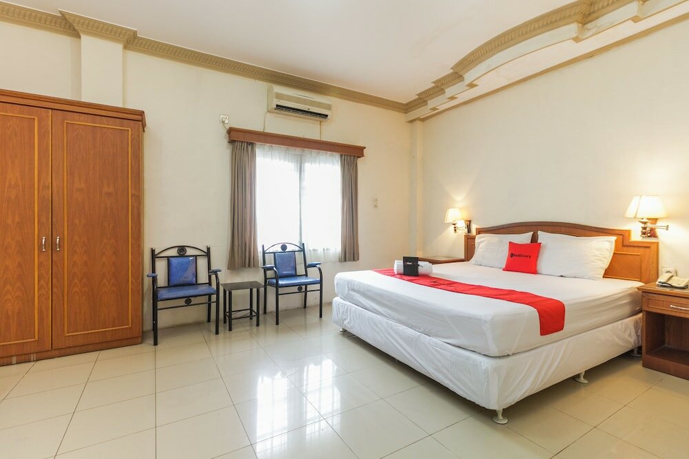 Фото RedDoorz Plus near Taman Siring